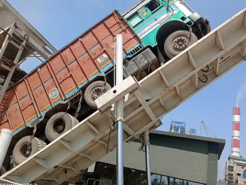 Bàn Nâng Đổ Thức Ăn Chăn Nuôi 5 Bàn nâng đổ thức ăn có hệ thống điều khiển tự xa, người vận hành có thể sử dụng dễ dàng
