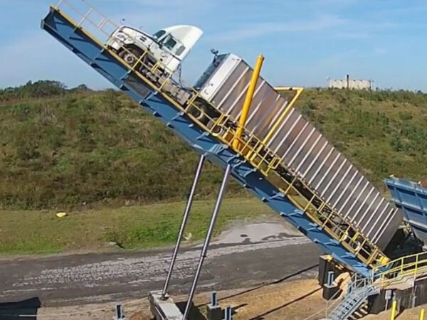 Bàn nâng đổ vật liệu xây dựng giúp nâng hạ vật liệu nhanh chóng, dễ dàng