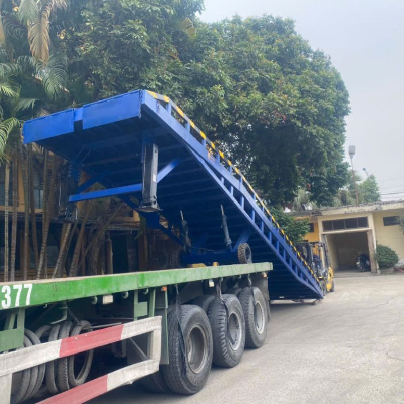 Cầu dẫn xe nâng 4 Cầu dẫn xe nâng là thiết bị hiện đại, cho phép xe nâng di chuyển vào container dễ dàng