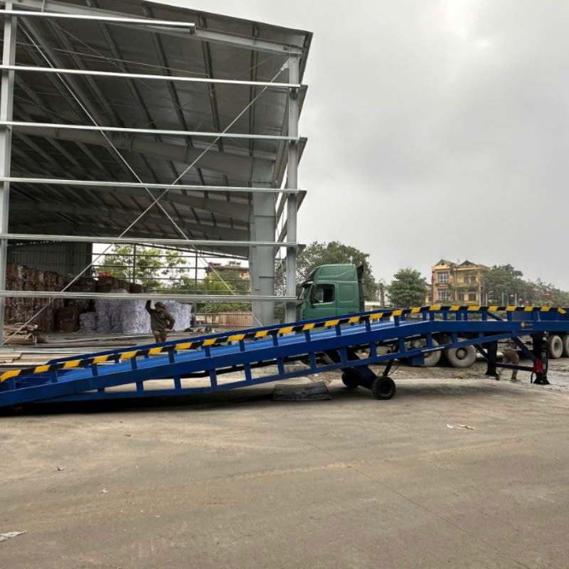 Cầu dẫn xe nâng 6 Cần lắp đặt cầu công đúng kỹ thuật để đảm bảo an toàn khi làm việc