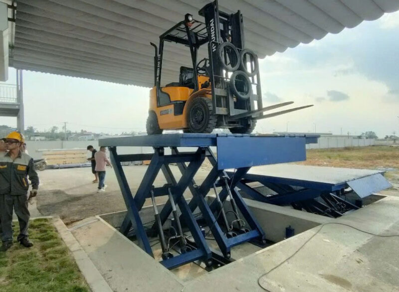 Công cụ xếp dỡ container hiệu quả trong cảng 5 Bàn nâng thủy lực là công cụ xếp dỡ container, mang đến sức nâng mạnh mẽ
