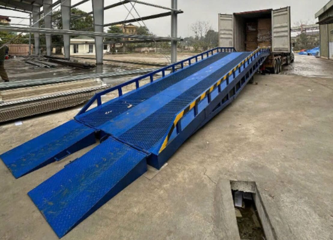 Công cụ xếp dỡ container