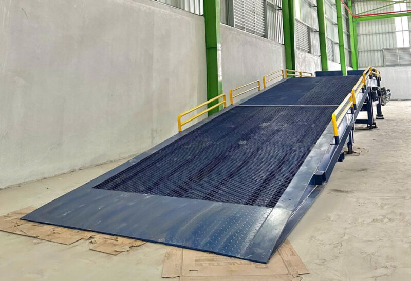 Giải Pháp Logistics Hiện Đại Cho Doanh Nghiệp 8 Sử dụng cầu dẫn xe nâng giúp giảm thiểu tai nạn trong quá trình bốc dỡ