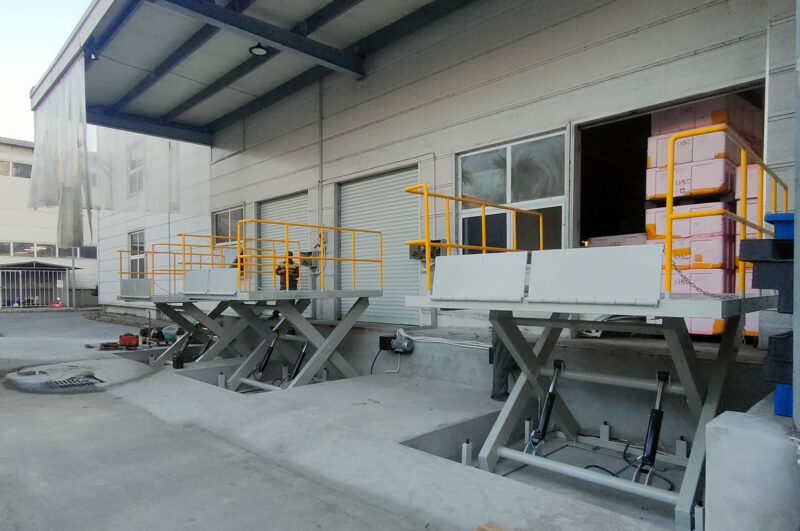 Lựa chọn nhà cung cấp thiết bị công nghiệp uy tín 6 Bàn nâng thủy lực hỗ trợ vận chuyển và nâng hạ hàng hóa trong nhà xưởng