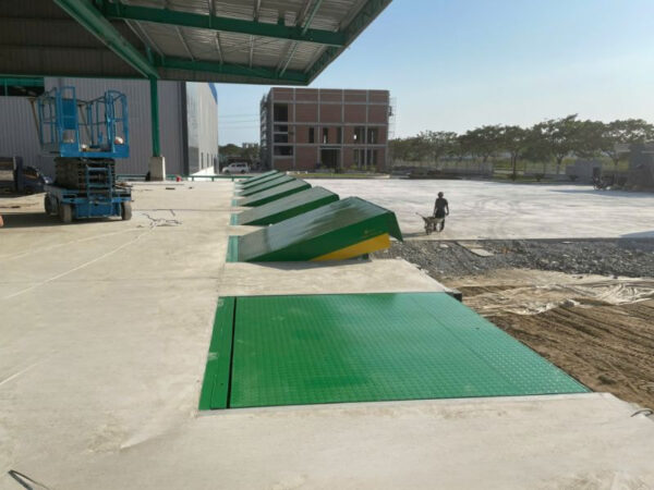 Sàn nâng thủy lực 8 tấn khắc phục những hạn chế của phương pháp bốc dỡ truyền thống