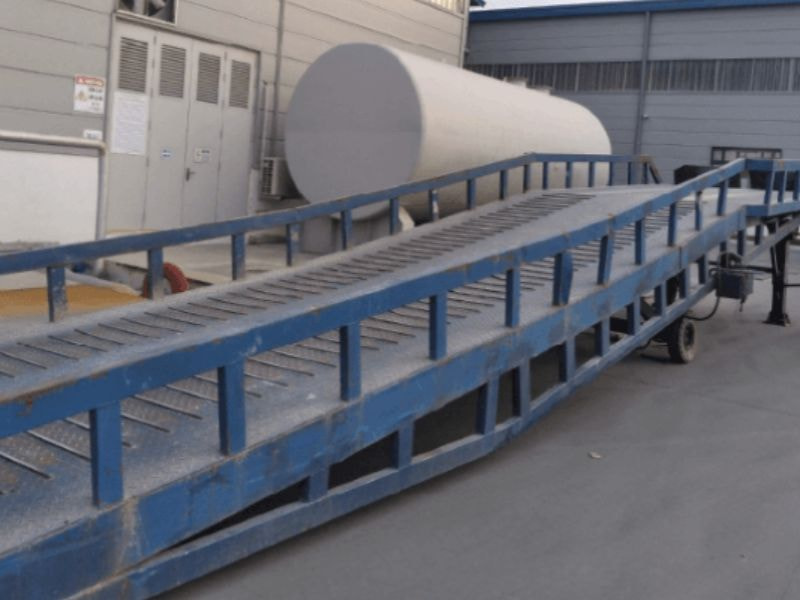 Thanh Lý Cầu Lên Container: Nên Mua Hay Không? 4 Ưu điểm và nhược điểm khi lựa chọn cầu container thanh lý