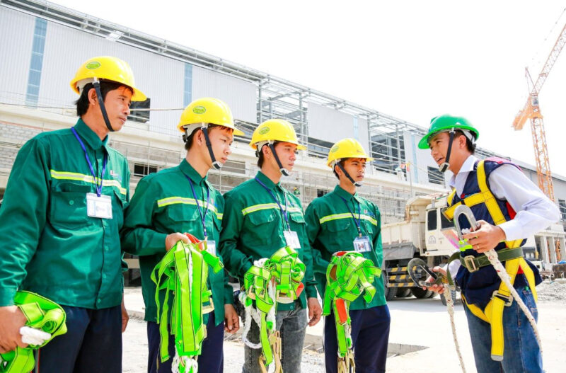 Vai trò của Tiêu chuẩn Quốc tế trong Sản xuất Thiết bị Nâng Hạ 6 Tiêu chuẩn an toàn được đặt lên hàng đầu, đảm bảo an toàn cho người vận hành