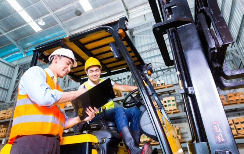 Quy trình vận hành xe nâng hạ hàng hóa an toàn 8 Người vận hành cần được trang bị đồ bảo hộ