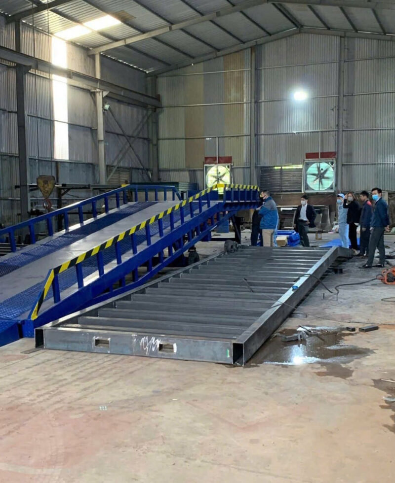 Kinh Nghiệm Lựa Chọn Mua Cầu Dẫn Lên Container 6 Nên mua cầu dẫn cũ hay mới phụ thuộc vào quyết định của bạn, tuy nhiên mua cầu dẫn xe nâng mới giúp đảm bảo hiệu quả làm việc hiệu quả