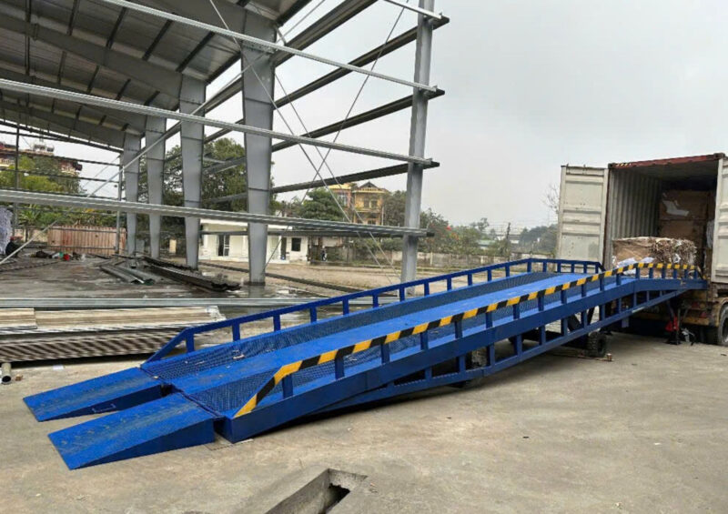 Lưới Mắt Cáo và Ứng Dụng Trong Cầu Dẫn Xe Nâng 4 Lưới mắt cáo được ứng dụng trong cầu dẫn xe nâng của Cầu Công NTK, tăng khả năng bám dính khi xe nâng di chuyển
