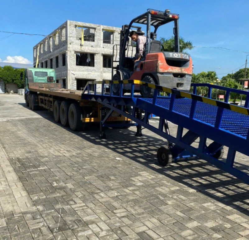 Quy Trình Vận Hành Cầu Dẫn Lên Container 6 Khóa xích an toàn là bước quan trọng để cố định cầu dẫn