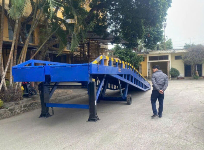 Ưu Điểm Cầu Dẫn Xe Nâng Lên Container 5 Cầu dẫn xe nâng giảm rủi ruu dẫn xe nâng giảm rủi ro so với bốc vác thủ công