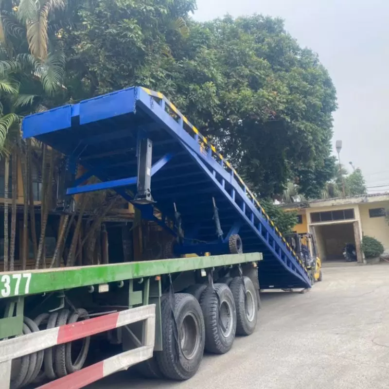 Cầu dẫn xe nâng 4 Cầu dẫn xe nâng là thiết bị hiện đại, cho phép xe nâng di chuyển vào container dễ dàng